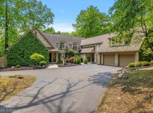 2536 Addison Hills Ct, Oxford, MI 48370