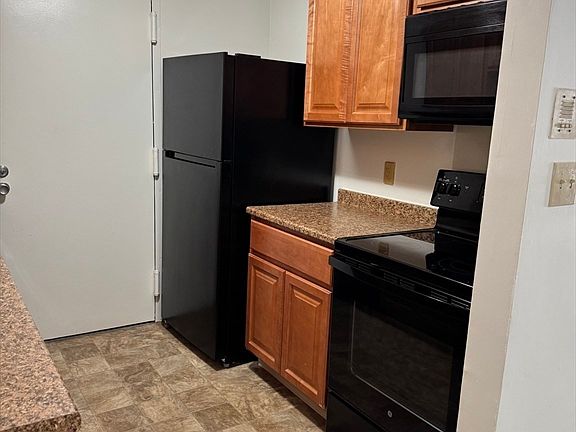 3rd image of 6 Village Rock Ln APT 17