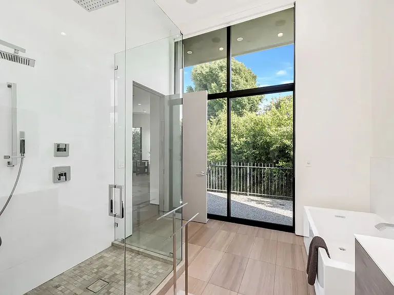 460 N Kings Rd — Photo 36