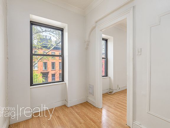 5th image of 392 De Graw St #2