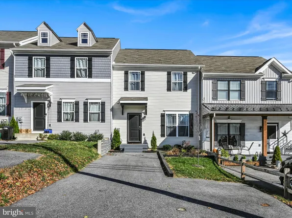 9 S George St, Stewartstown, PA 17363