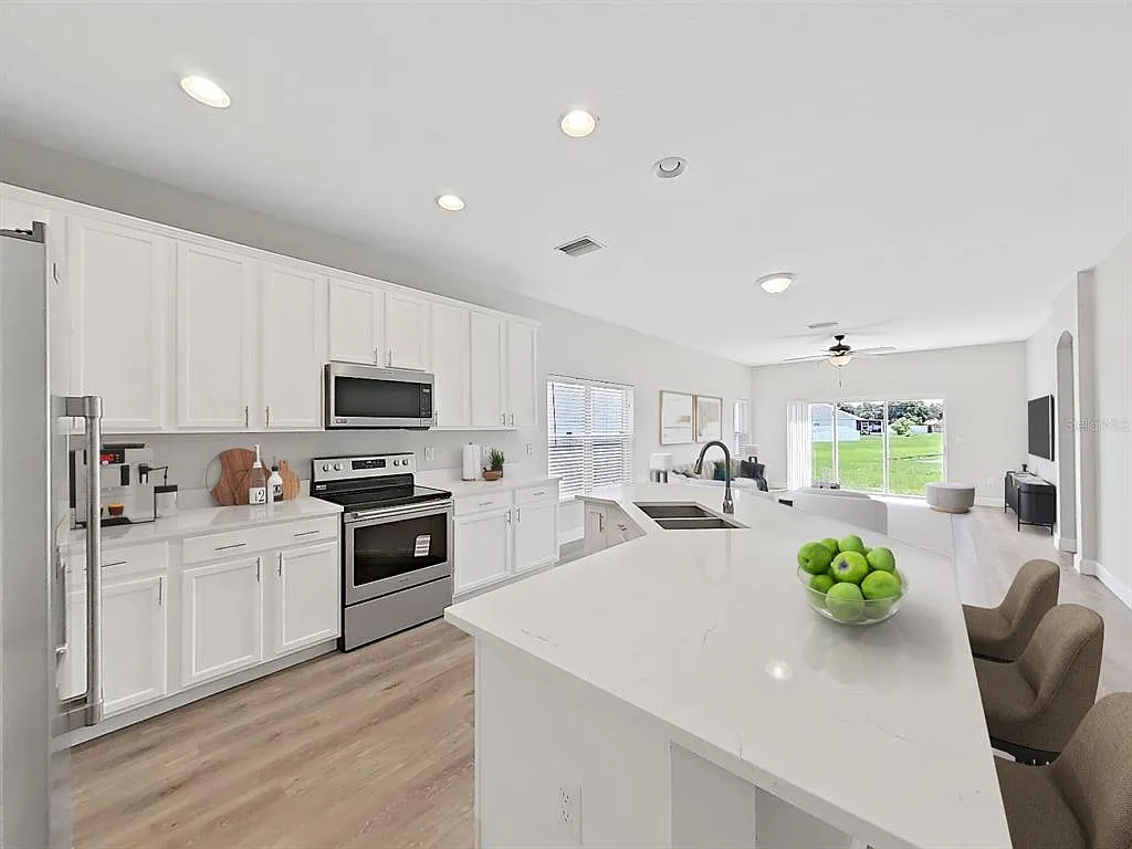 4 bed, 2.0 bath, 1938 sqft, $2,345 — Photo 4