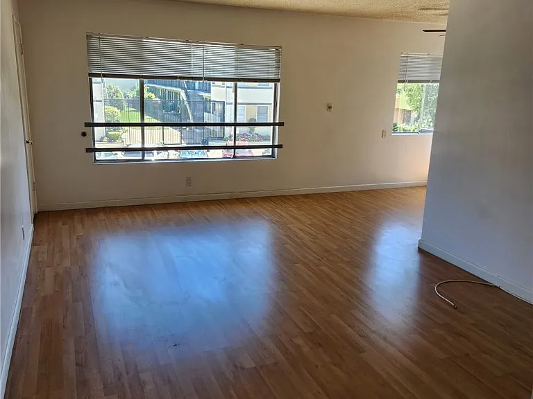 1525 E 2nd St #6 — Photo 7