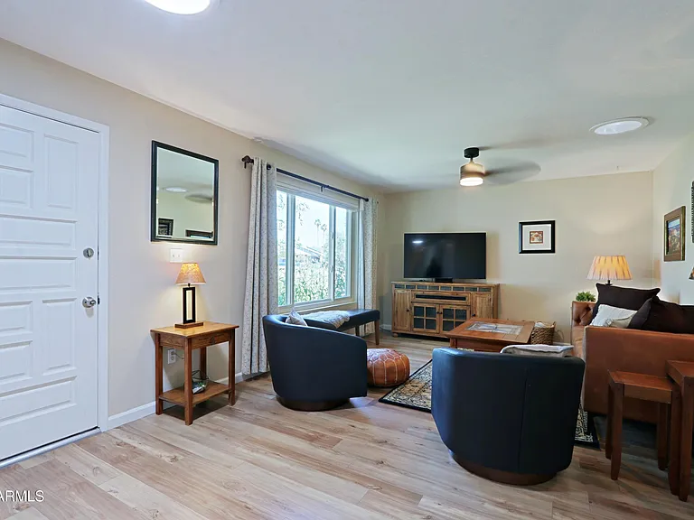 703 E Auburn Dr — Photo 17