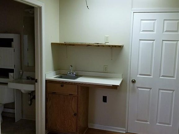 4th image of 1034 E Worthey St #B