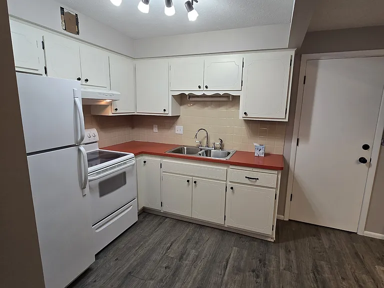 6488 State Rd #7B — Photo 2
