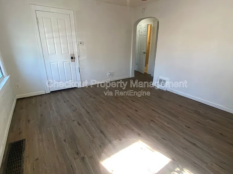 1926 Chambers Rd — Photo 5