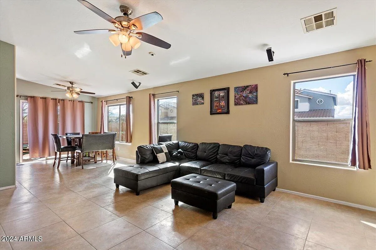4 bed, 1600 sqft, $1,995 — Photo 2