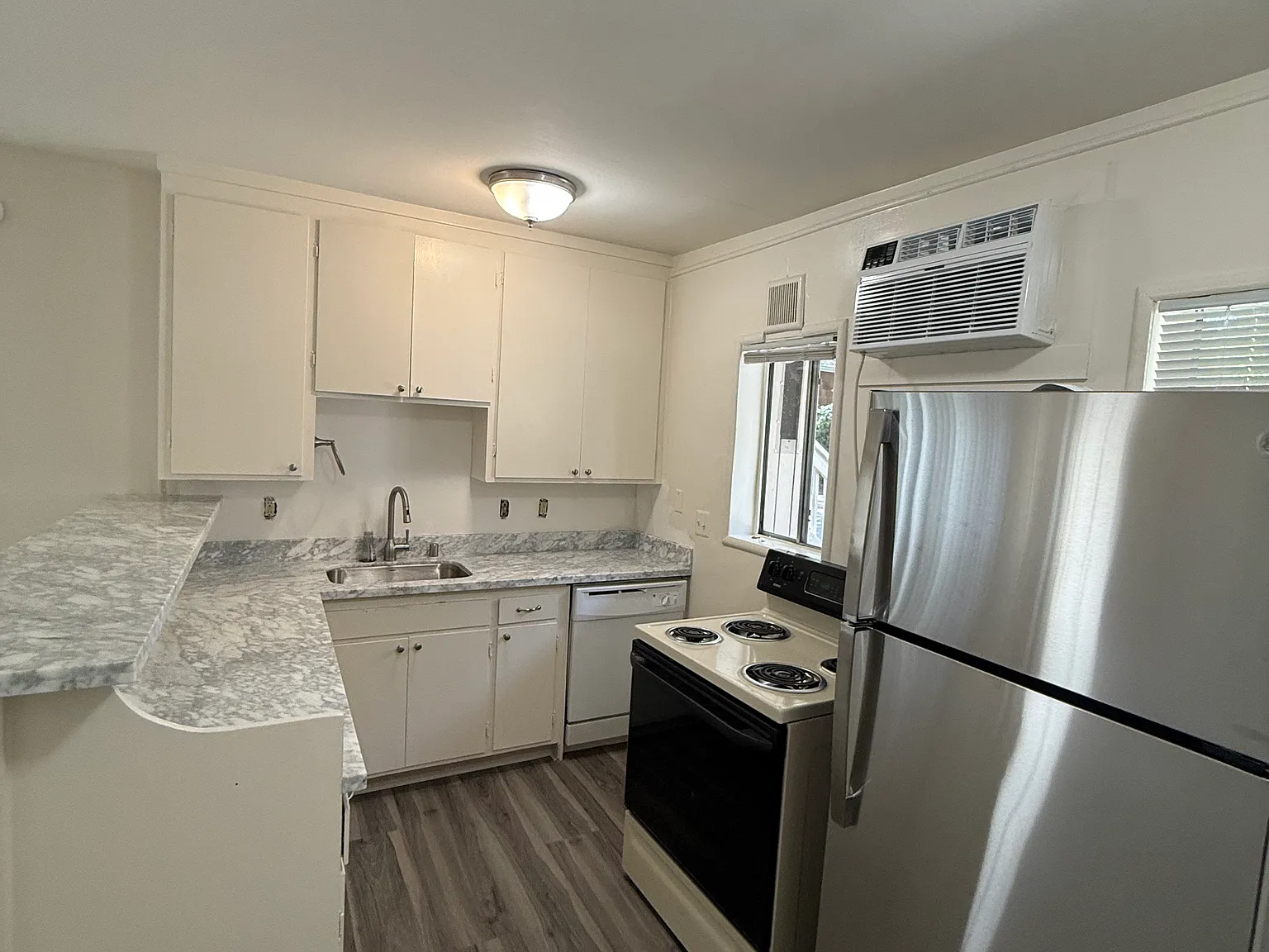 940 Hough Ave — Photo 2
