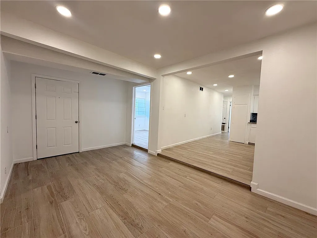 6 bed, 2.0 bath, 1850 sqft, $2,500 — Photo 3
