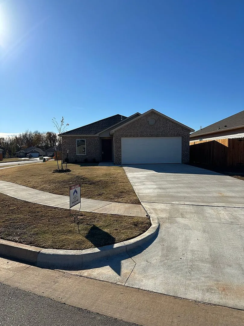 Pre-Leasing Now! Discover Comfortable Living in This 3-Bedroom, 2-Bath Home in Shadow Valley — Photo 3