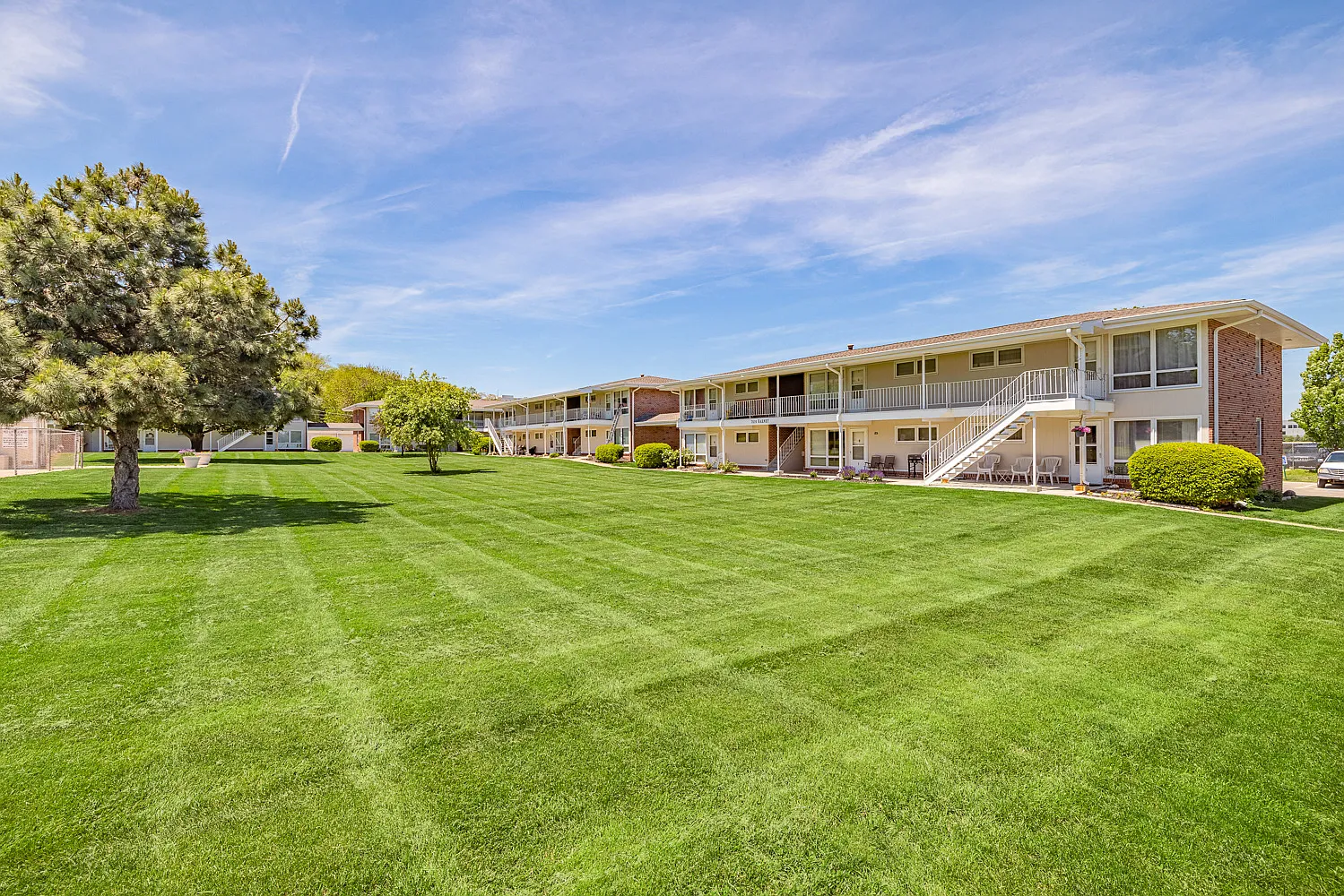 Beverly Hills Apartments — Photo 3