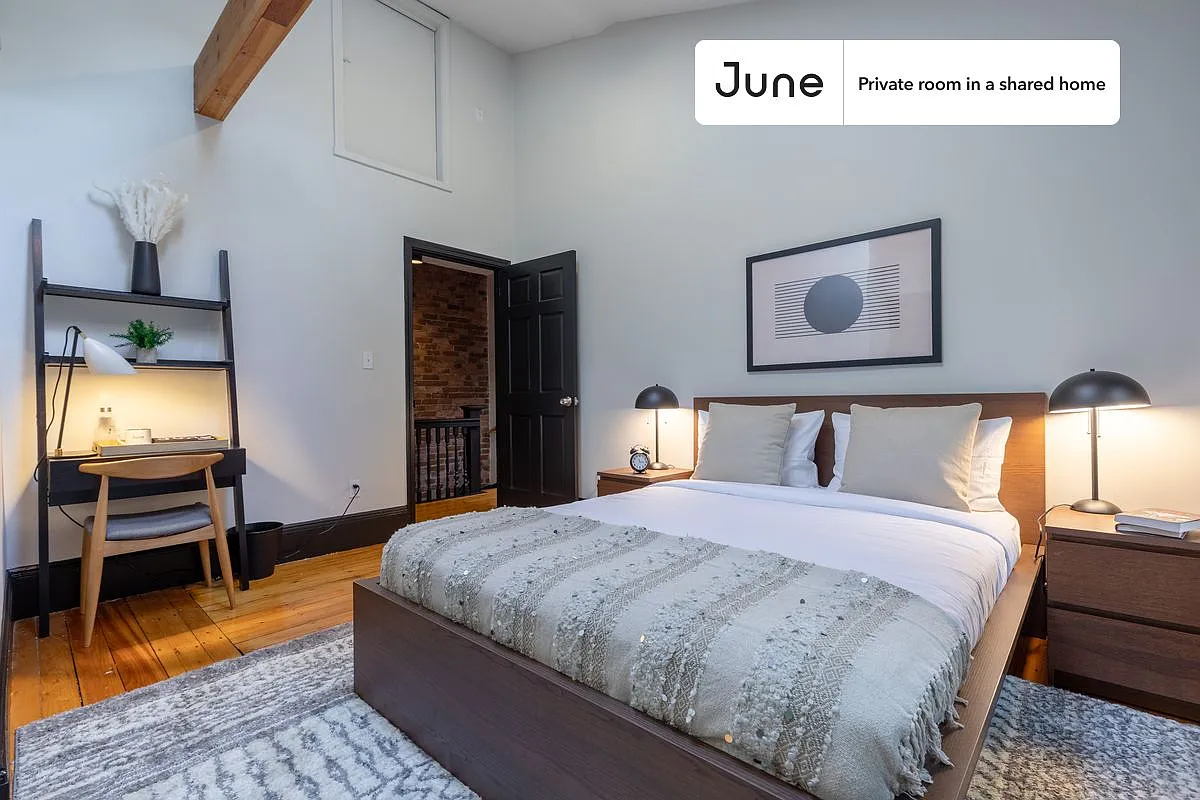 Queen bedroom in 5 bed/2 bath home in Allston #234 D — Photo 2