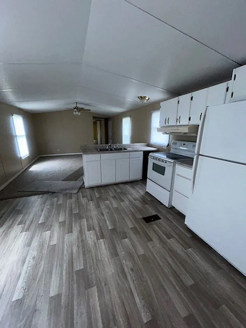 3-bedroom, 2-bath mobile home — Photo 4