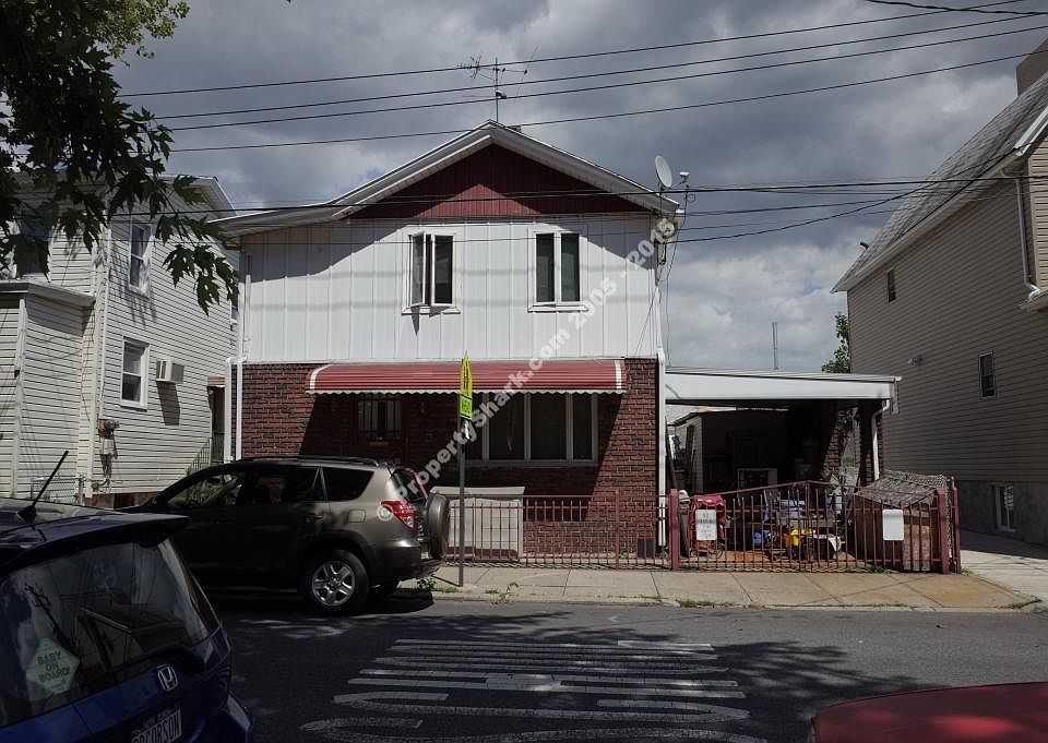 2nd image of 495 Lake St
