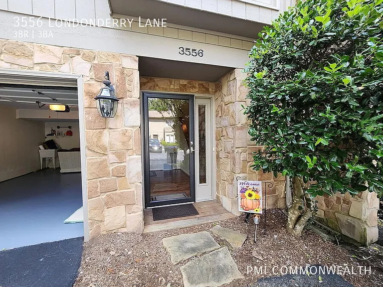 3556 Londonderry Ln — Photo 2