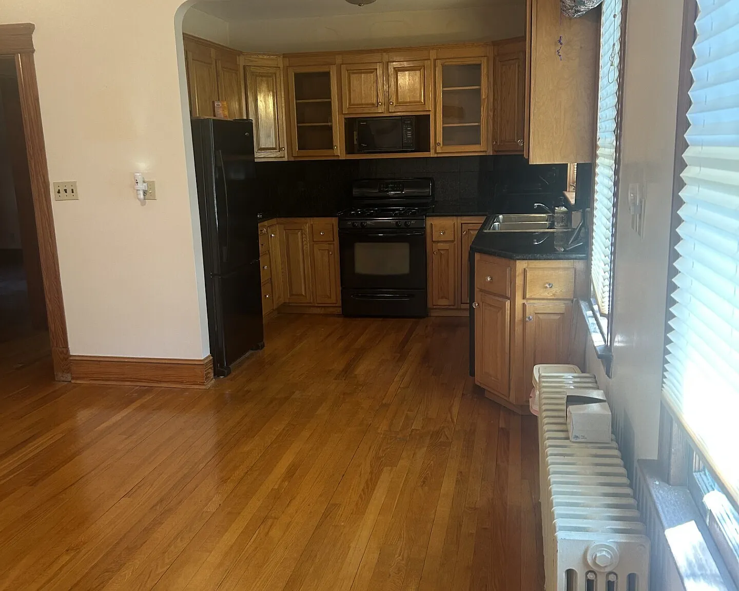 3 bed, 1.0 bath, 1750 sqft, $2,000 — Photo 4