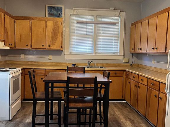 3rd image of 615 Buckner St