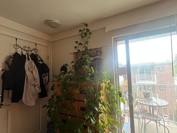4th image of 172 S Clarkson St #300
