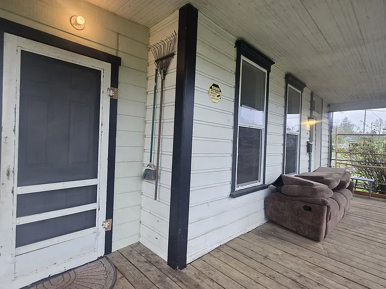 634 SW Church St — Photo 3