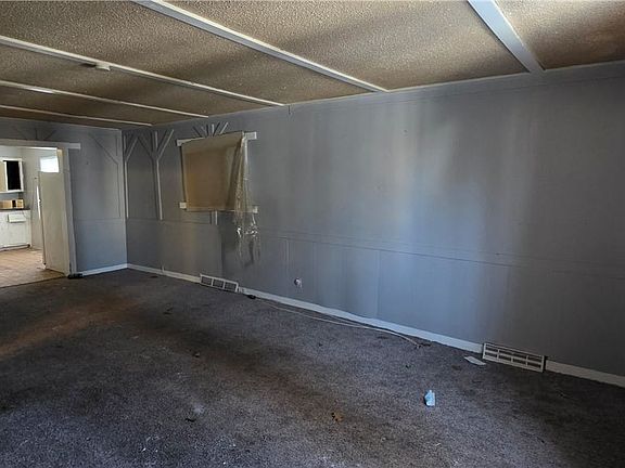 4th image of 215 Schiller St