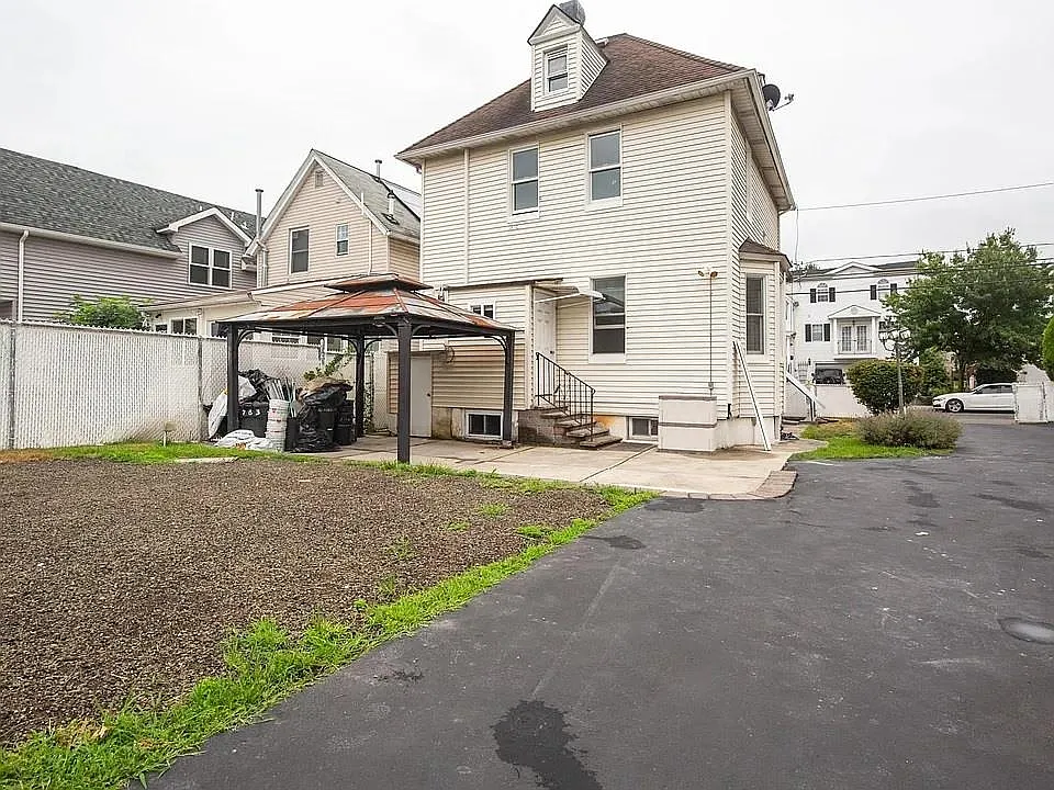 2 bed, 1.0 bath, $2,600 — Photo 1