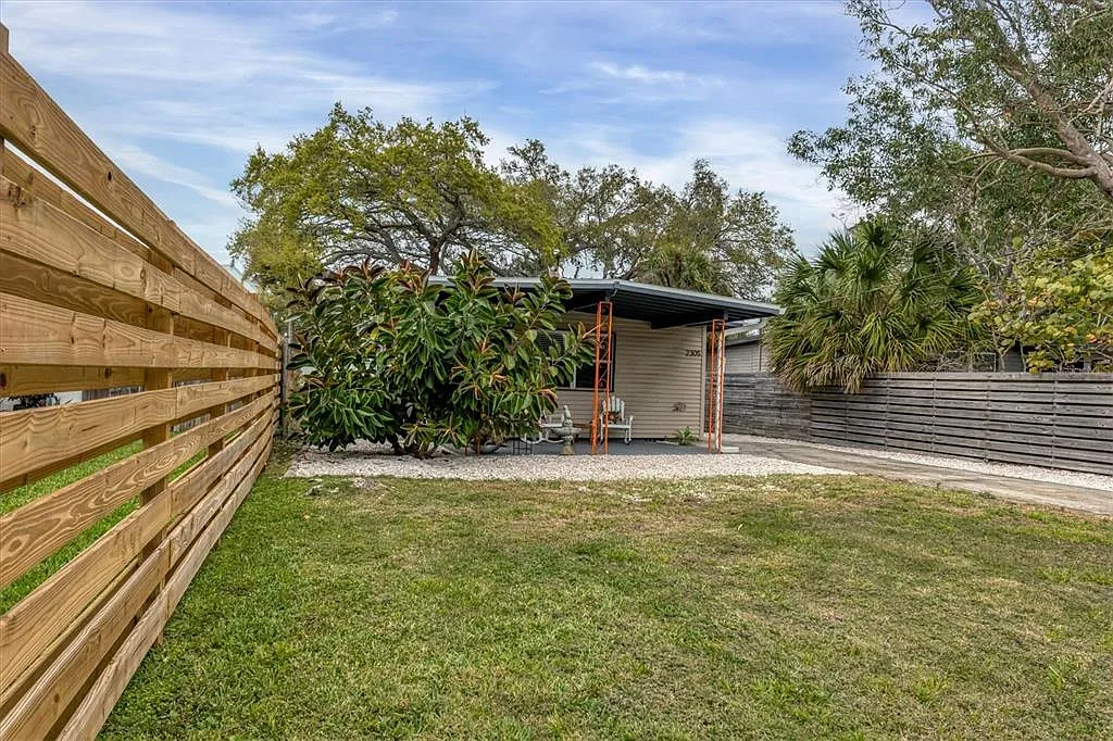 2 bed, 2.0 bath, 826 sqft, $3,500 — Photo 2