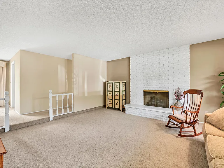 1922 Springhill Dr NW — Photo 3