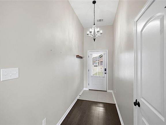 5th image of 827 White Pine Dr