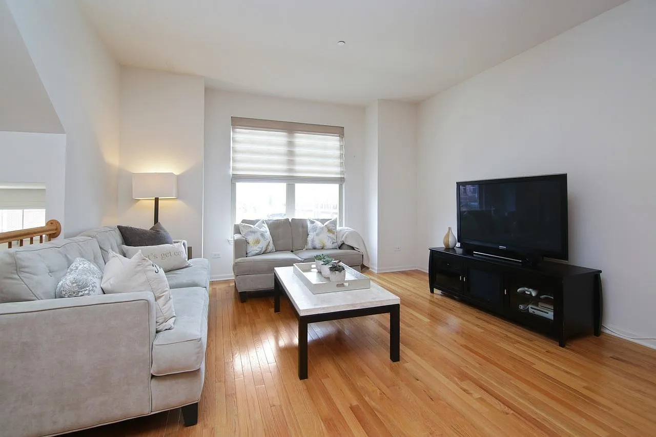 3 bed, 2.5 bath, 2300 sqft, $3,700 — Photo 3