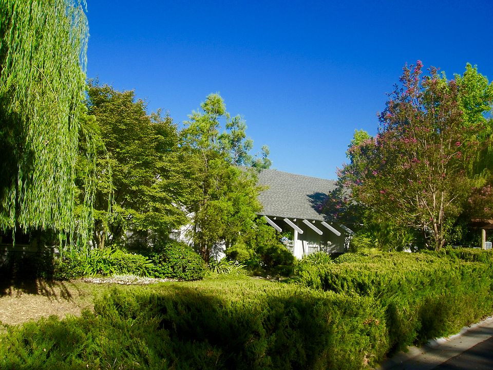 1st image of 102 Gainsborough Cir