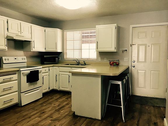 kitchen & rear entrance (level 1)