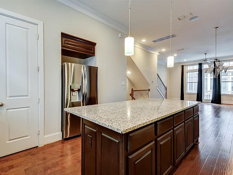 720 N Shepherd Dr — Photo 12