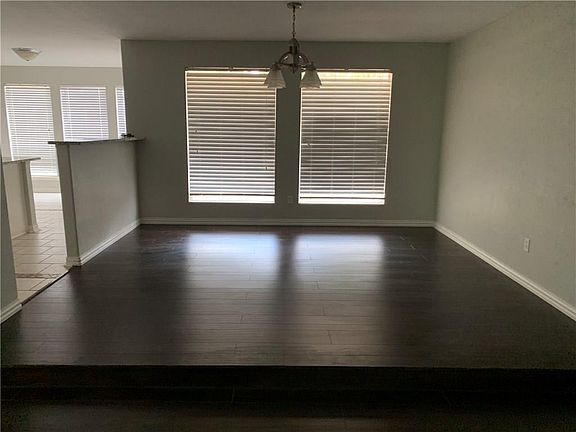 3rd image of 814 Carriage Way