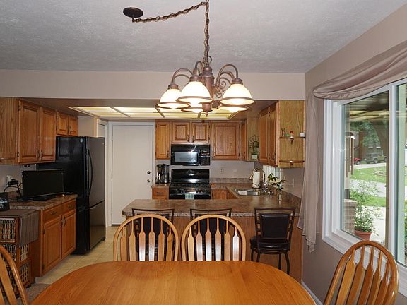 2nd image of 7120 Crescenda Dr NE