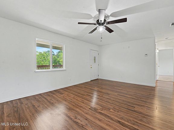 5th image of 221 Clara St