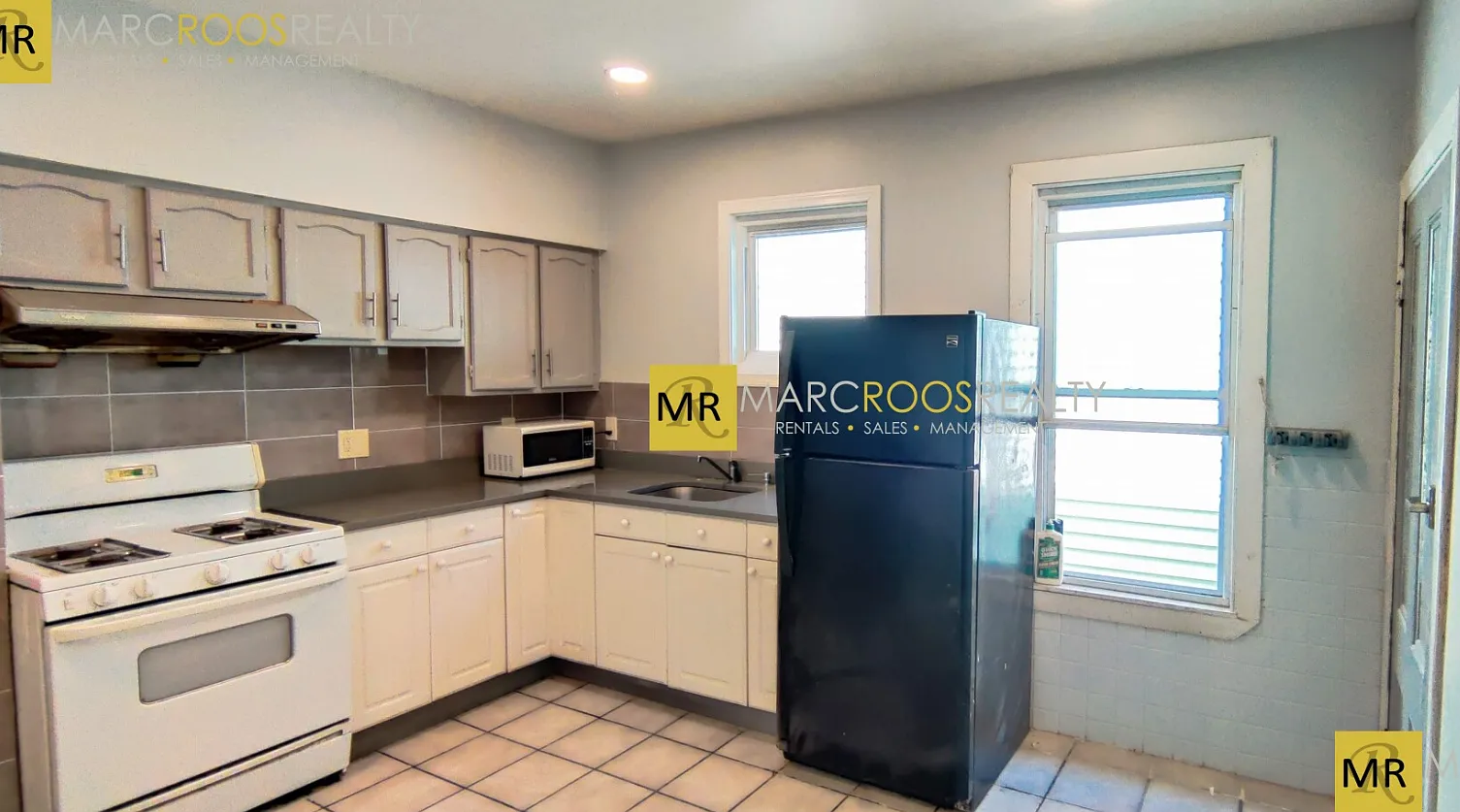 5 bed, 1.5 bath, 9999 sqft, $1,300 — Photo 2