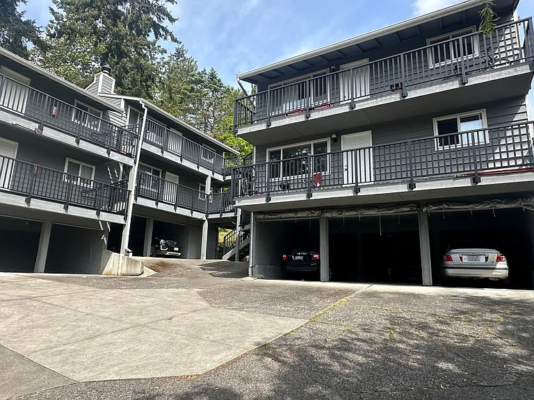 2000 Knox Ave — Photo 1