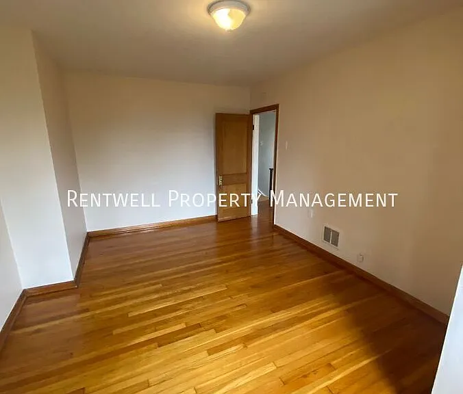 2083 Plainview Ave — Photo 13