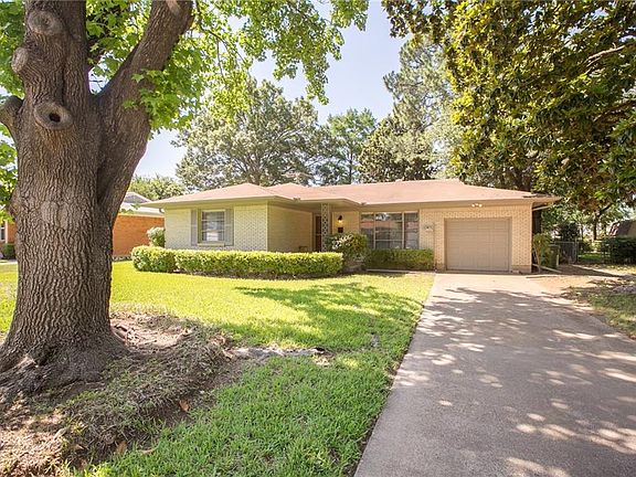 3rd image of 1208 W Lavender Ln