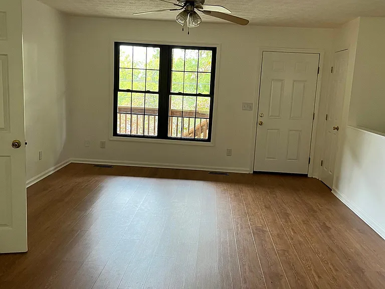 425 W Chestnut St — Photo 4