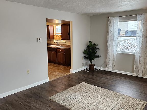 Livingroom to Kitchen