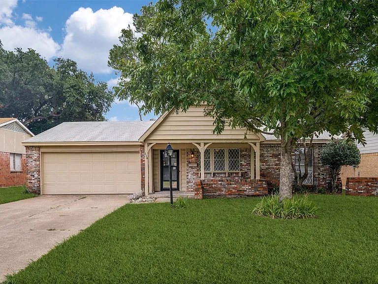 614 Debra Dr — Photo 1