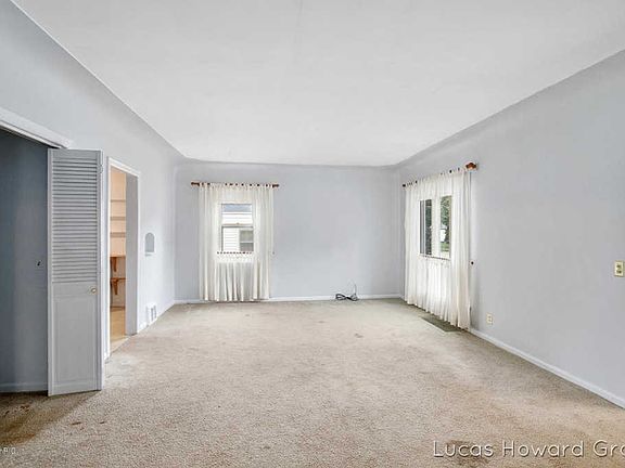 3rd image of 1042 Northlawn St NE