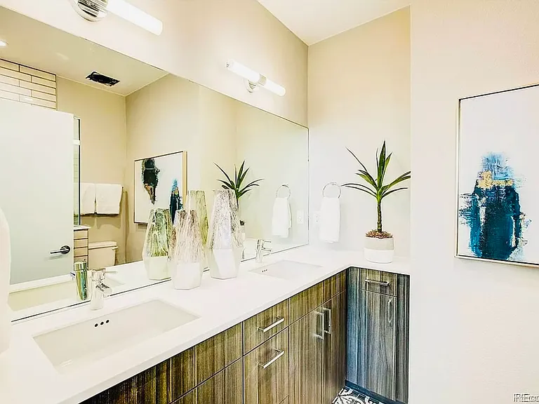 Experience luxury and style in this beautifully designed bathroom. Experience luxury and style in this beautifully designed bathroom.