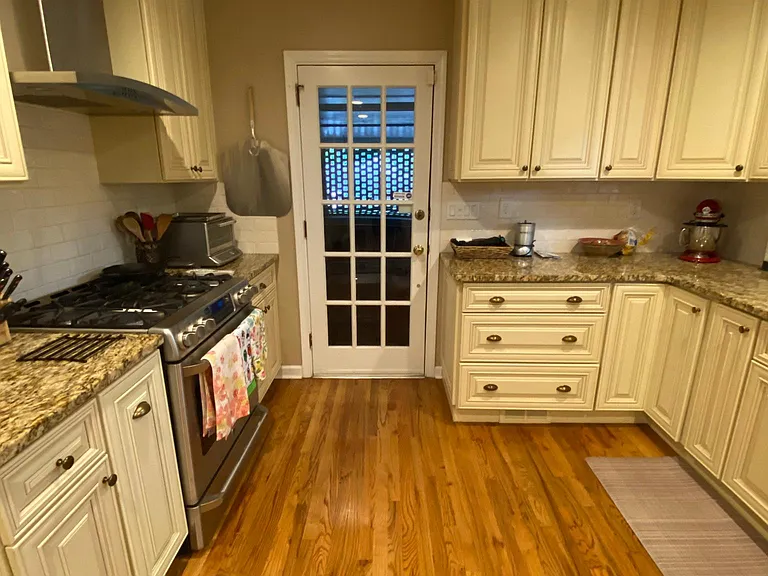 1830 Queens Way — Photo 2