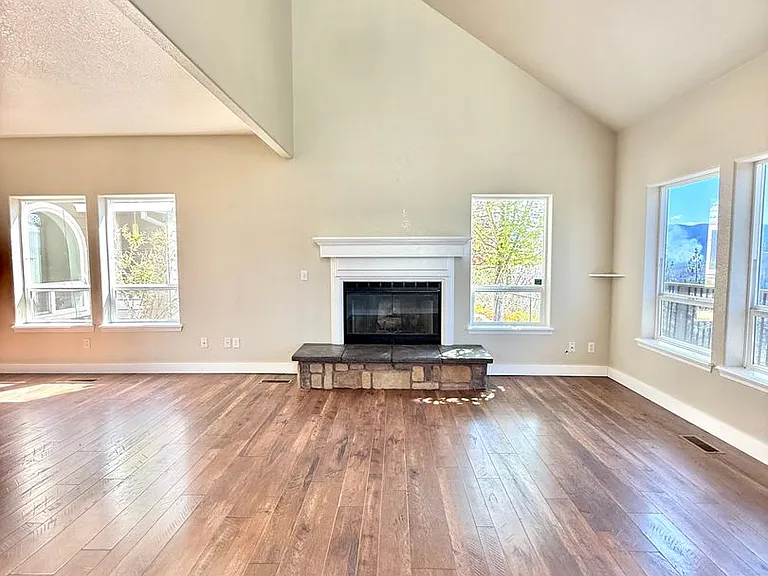 901 Manzanita Dr — Photo 4