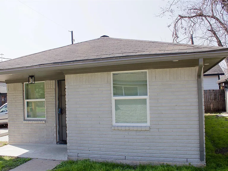 1323 E 32nd 1/2 St — Photo 19