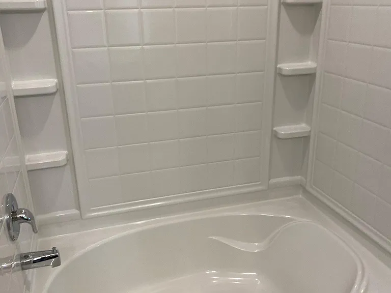 Main bedroom shower/tub