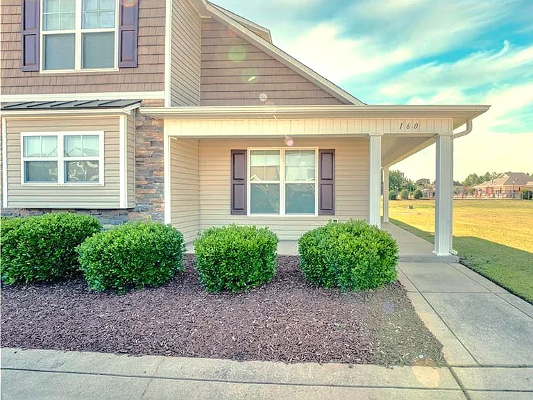 160 Collinwood Dr — Photo 2
